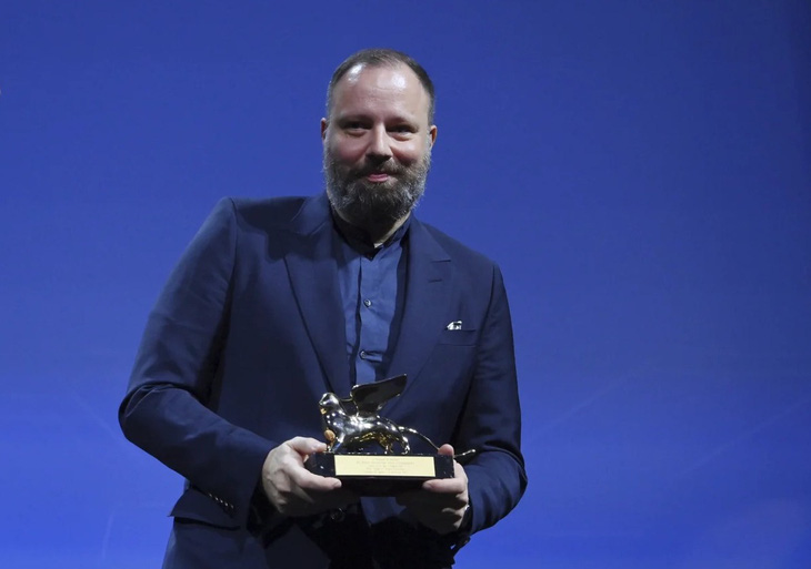Đạo diễn Yorgos Lanthimos nhận giải Sư tử vàng từ ông Roberto Cicutto, chủ tịch Liên hoan phim Venice, trong lễ trao giải hôm 9-9 tại Venice, Ý - Ảnh: Getty Images
