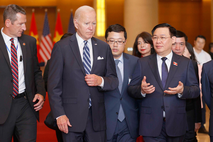 Chủ tịch Quốc hội Vương Đình Huệ và Tổng thống Mỹ Joe Biden trao đổi bên lề cuộc gặp tại Nhà Quốc hội ngày 11-9 - Ảnh: Quochoi.vn