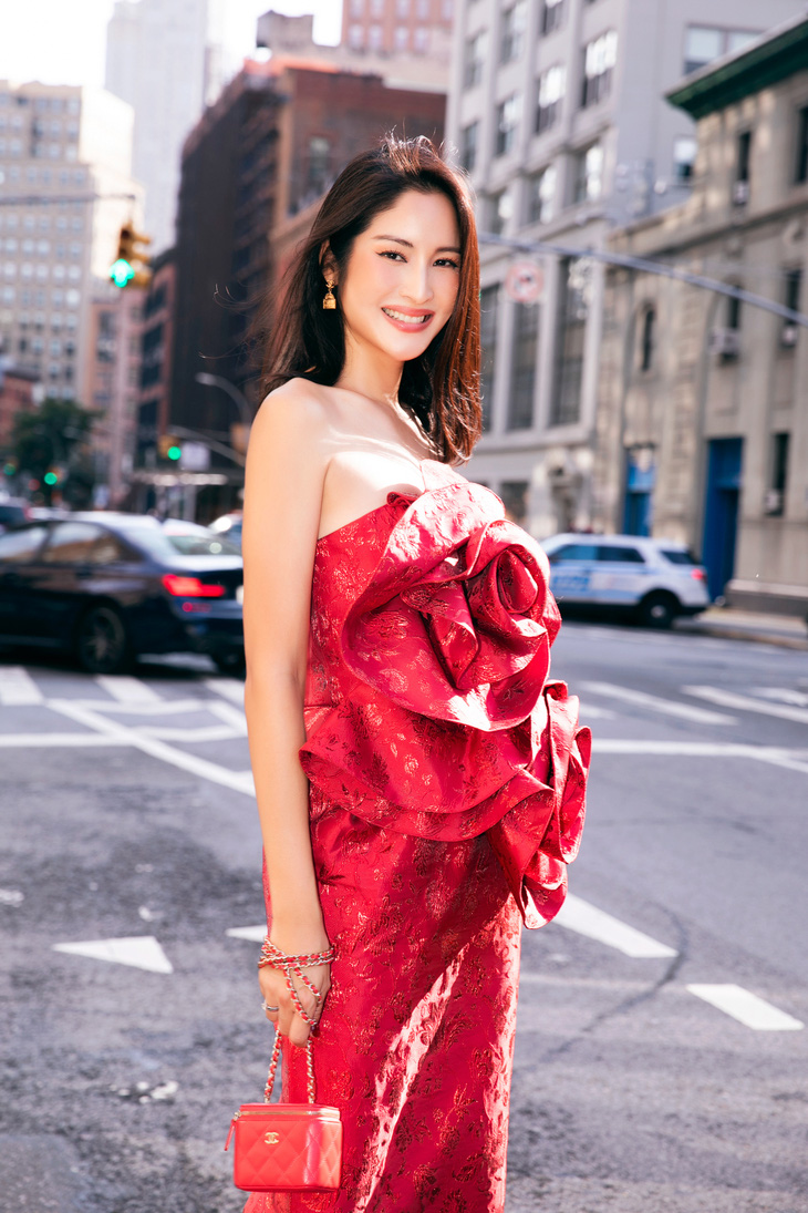 Hoa hậu Hoàn vũ Thái Lan 2007 Farung Yuthithum chọn thiết kế bằng vải gấm, cúp ngực, ôm sát cơ thể.