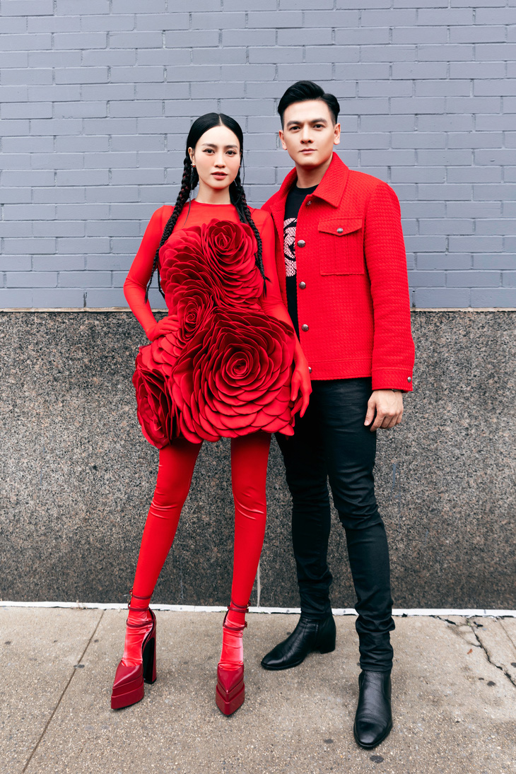 Diễn viên/người mẫu Lê Xuân Tiền (phải) kết hợp vest đỏ bằng vải tweed, phối cùng trang phục màu đen cá tính bên trong.