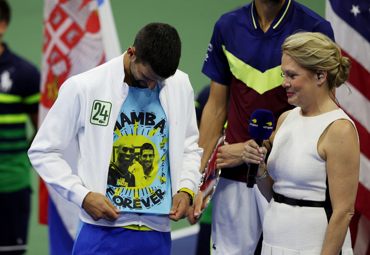 Djokovic tri ân huyền thoại bóng rổ Kobe Bryant với chiếc áo có in ảnh riêng biệt - Ảnh: REUTERS