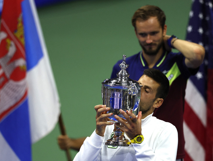 Djokovic biểu thị cảm xúc với chiếc cúp danh giá Giải quần vợt Mỹ mở rộng 2023 - Ảnh: REUTERS