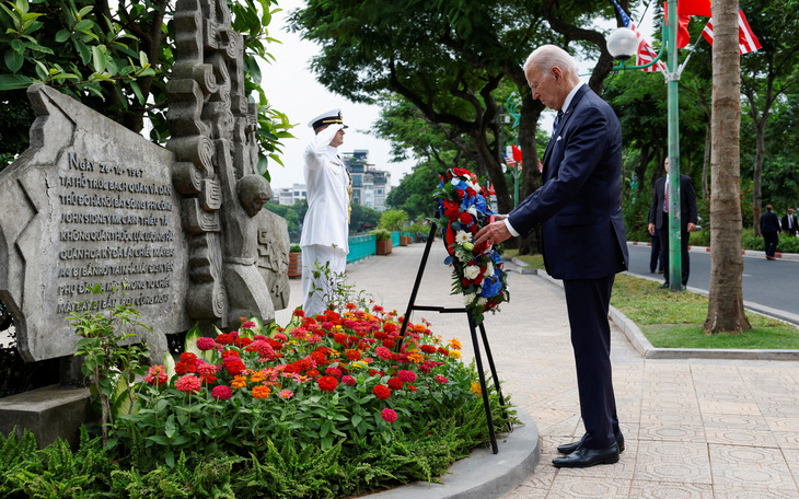 Tổng thống Joe Biden đặt hoa tại phù điêu cố Thượng nghị sĩ John McCain