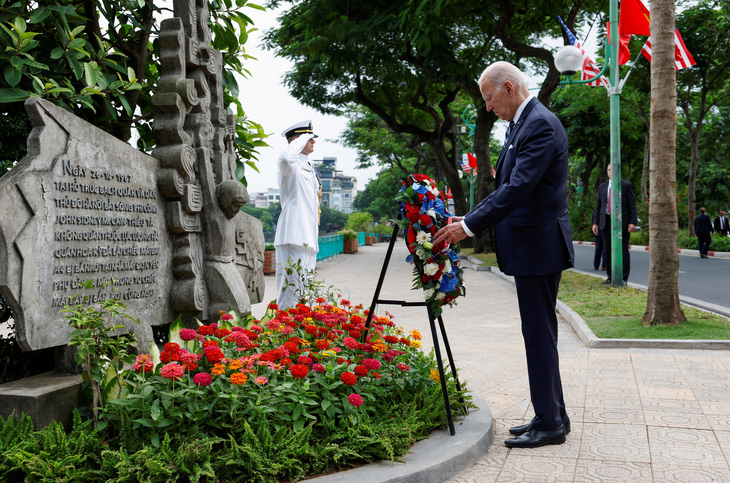 Tổng thống Mỹ Joe Biden đặt hoa tại phù điêu tưởng niệm cố Thượng nghị sĩ John McCain ở Hà Nội chiều 11-9 - Ảnh: REUTERS