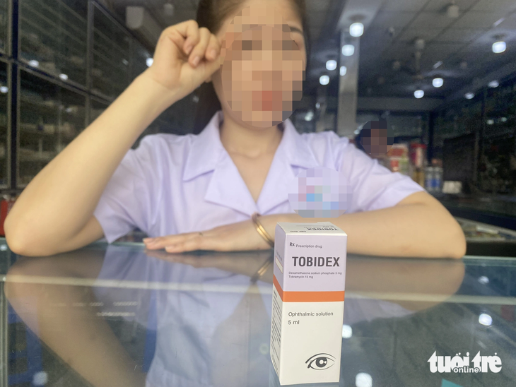 Hết thuốc nhỏ mắt Tobrex, nhân viên tiệm thuốc tư vấn khách hàng mua những loại thuốc tương tự để về chữa mắt đỏ cho trẻ - Ảnh: X.MAI 