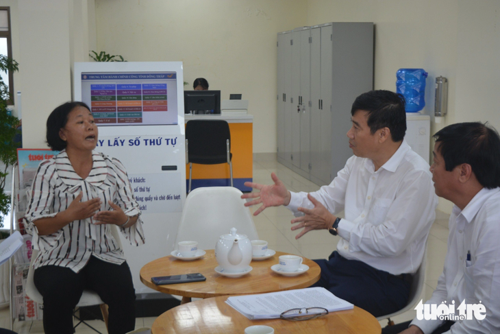 Bà Đào Thị Thanh Hằng trình bày ý kiến bức xúc với chủ tịch UBND tỉnh Đồng Tháp - Ảnh: ĐẶNG TUYẾT
