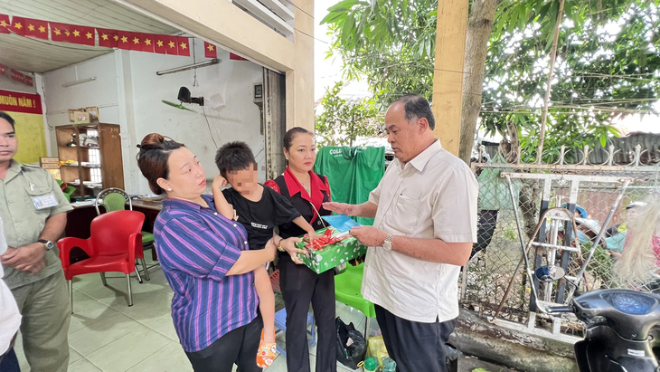 Chủ tịch UBND tỉnh An Giang đến thăm cháu bé bị rơi xuống sông - Ảnh: E.X.