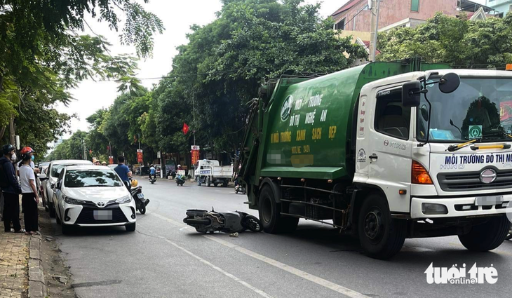 Xe chở rác chạy trong trung tâm TP Vinh lúc 7h30 sáng 11-9 - Ảnh: D.HÒA