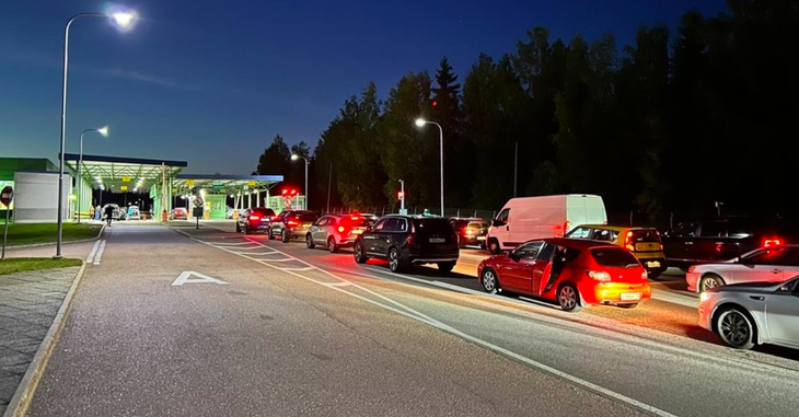 Ô tô tại trạm kiểm tra Brusnichnoye ở phía Nga tại biên giới Nga - Phần Lan hồi năm 2022 - Ảnh: SPUTNIK
