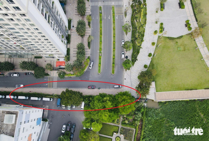 Bức tường ngăn cách giữa hai khu dân cư Saigon Pearl và Vinhomes (vòng khoanh đỏ) cao khoảng 2,5m, hiện do chủ đầu tư dự án Saigon Pearl quản lý. Bức tường kéo dài từ bờ sông Sài Gòn vào sâu phía trong các dãy nhà cao tầng, xe cộ muốn qua lại hai khu dân cư buộc phải đánh vòng ra đường Nguyễn Hữu Cảnh, lộ trình khoảng 1km - Ảnh: CHÂU TUẤN