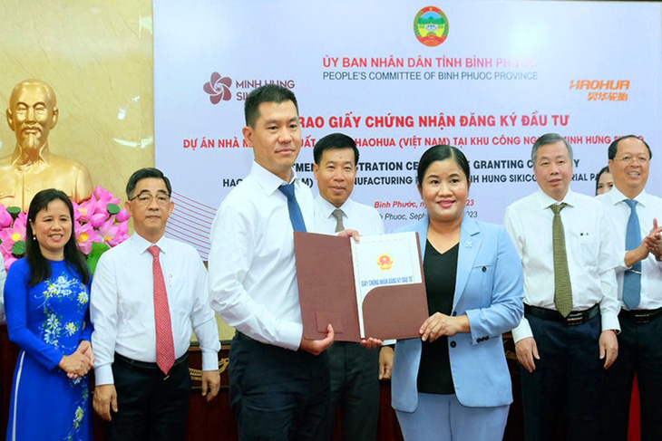 Chủ tịch UBND tỉnh Bình Phước Trần Tuệ Hiền (phải) trao giấy chứng nhận đầu tư cho chủ đầu tư dự án Nhà máy sản xuất lốp xe Haohua Việt Nam - Ảnh: AN BÌNH