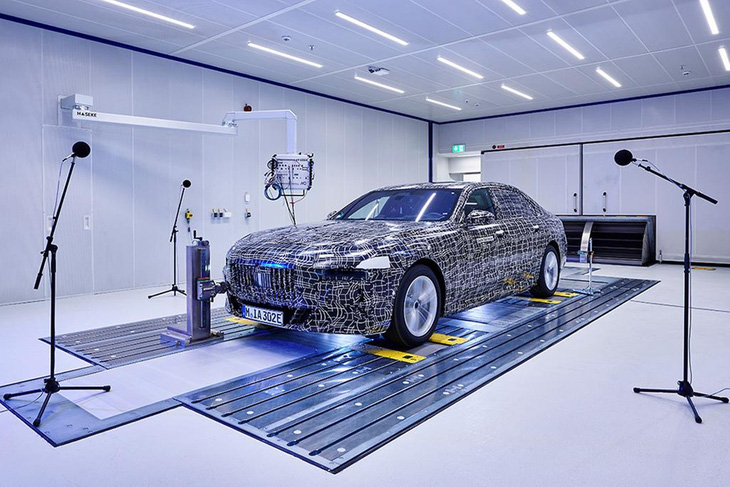 Một chiếc BMW đang được kiểm tra tiếng ồn - Ảnh: BMW