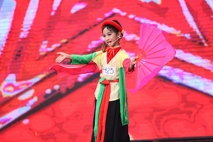 Đức Vĩnh đóng Thị Mầu trên sân khấu Vietnam's Got Talent năm 2015. Cậu cũng là quán quân Tuyệt đỉnh song ca nhí 2017 - Ảnh: Chương trình cung cấp