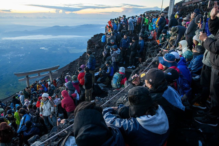 Núi Phú Sĩ quá tải du khách - Ảnh: Chính quyền tỉnh Yamanashi