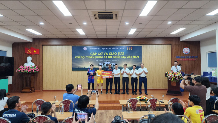 Ban giám hiệu Trường đại học Hàng hải Việt Nam trao số tiền 800 triệu đồng của các cựu sinh viên và đối tác nhà trường cho đội tuyển bóng đá nữ Việt Nam - Ảnh: N.KIÊN