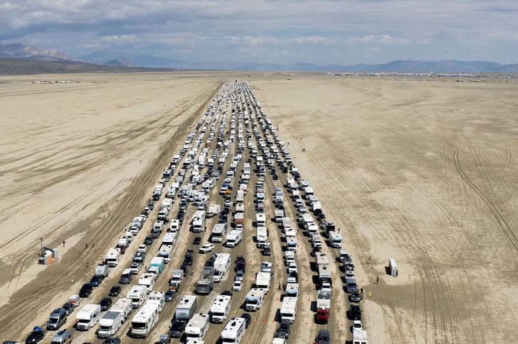 Dòng xe ùn ứ hôm 4-9 ở khu Black Rock City, bang Nevada (Mỹ). Những chiếc xe này đang rời khỏi lễ hội âm nhạc Burning Man nhưng do mưa đã biến sa mạc thành bãi bùn khiến việc di chuyển khó khăn hơn - Ảnh: REUTERS