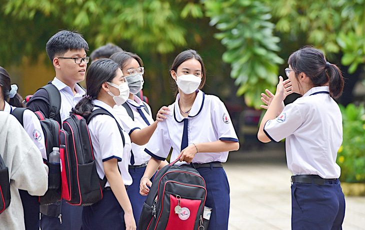 Học sinh Trường THPT Nguyễn Thượng Hiền (quận Tân Bình, TP.HCM) vui vẻ trong ngày tựu trường - Ảnh: DUYÊN PHAN