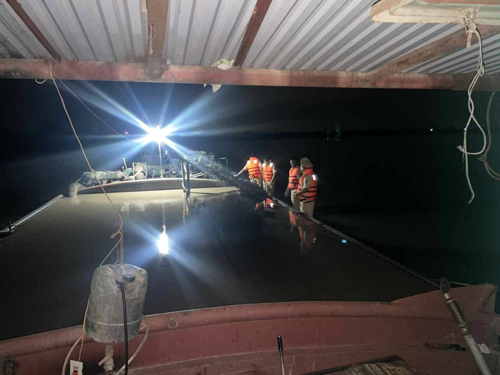 Tổ công tác của Thủy đoàn I thuộc Cục Cảnh sát giao thông tổ chức bắt quả tang bốn tàu hút cát trái phép tại khu vực biển Hải Phòng - Ảnh: Thủy đoàn I