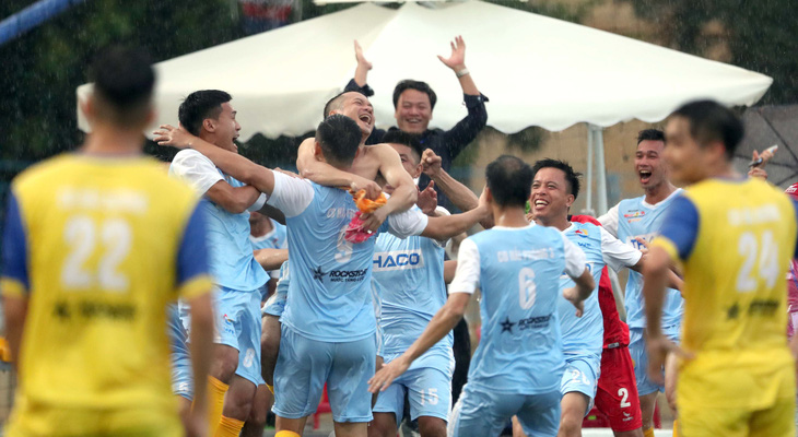 Các cầu thủ Công đoàn Hải Phòng 3 ôm Thái Hoàng (9) ăn mừng bàn thắng duy nhất trong trận chung kết - Ảnh: N.K.