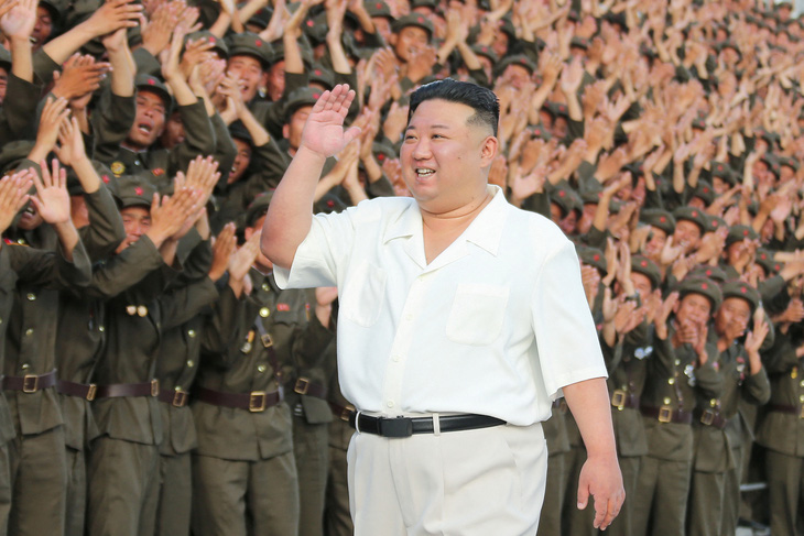Nhà lãnh đạo Triều Tiên Kim Jong Un tham dự lễ duyệt binh bán quân sự vào ngày 8-9, kỷ niệm 75 năm ngày Quốc khánh Triều Tiên - Ảnh: REUTERS