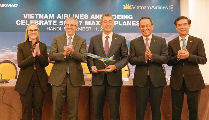 Lãnh đạo Boeing và Vietnam Airlines tại lễ ký kết - Ảnh: VNA