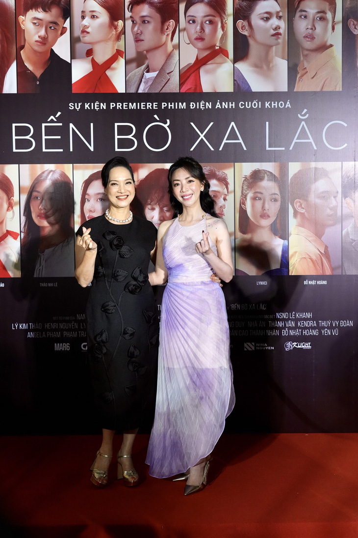 Nghệ sĩ Lê Khanh và diễn viên Thu Trang cùng chấm giải - Ảnh: HỮU HẠNH