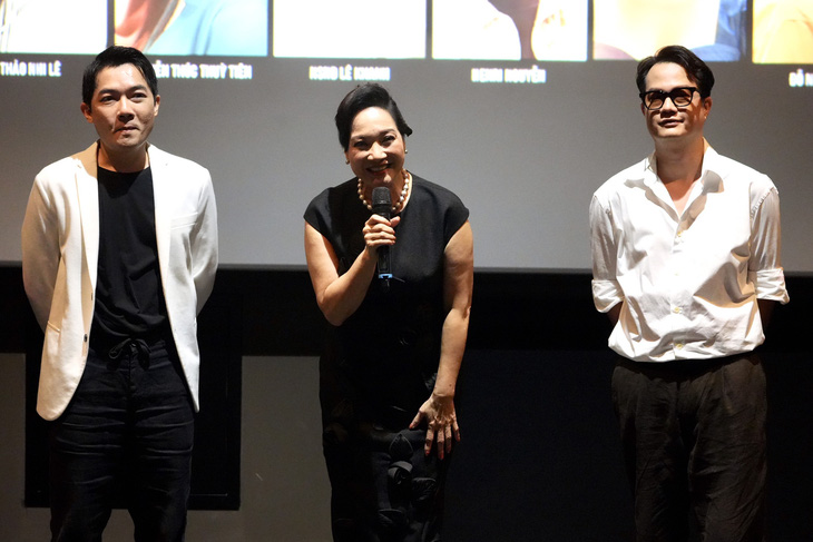 Nghệ sĩ Lê Khanh cùng cặp đạo diễn Bảo Nhân - Nam Cito hướng dẫn các diễn viên trẻ - Ảnh: HỮU HẠNH