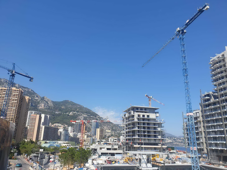 Các dự án bất động sản ở Monaco vẫn thi công sôi động bất chấp giá bán đắt đỏ và kinh tế thế giới đang suy thoái. Ảnh: VŨ lÊ