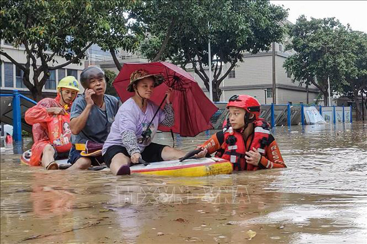 Lực lượng cứu hộ sơ tán người dân khỏi vùng ngập lụt tại Phúc Kiến, Trung Quốc ngày 6-9 - Ảnh: AFP/TTXVN