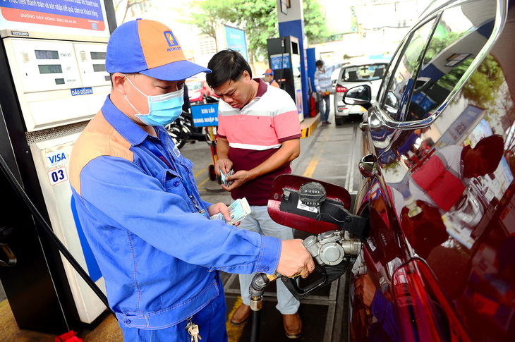 Giá xăng tiếp tục được điều chỉnh giảm - Ảnh: QUANG ĐỊNH