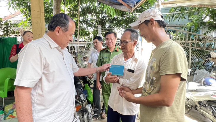 Chủ tịch UBND tỉnh An Giang khen thưởng đột xuất cho hai cha con ông Thọ - Ảnh: E.X.