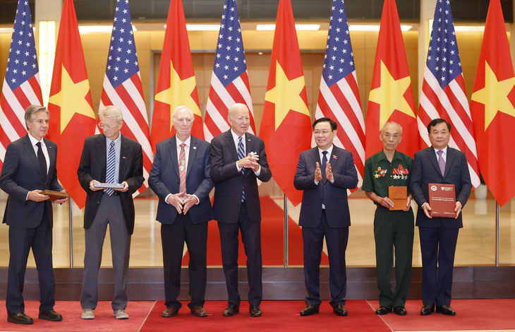 Chủ tịch Quốc hội Vương Đình Huệ và Tổng thống Mỹ Joe Biden chứng kiến lễ trao kỷ vật, nhật ký chiến tranh - Ảnh: TTXVN