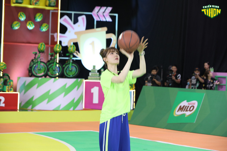 Bên cạnh đó, Hari Won cũng trình diễn kỹ năng ném bóng rổ ‘bách phát bách trúng’ khiến các em bé phải bất ngờ, nể phục. Sự ngọt ngào tươi sáng của Hari Won cùng với màu sắc mạnh mẽ của Khả Như đã tạo nên đội Xanh - Mèo Ngầu.