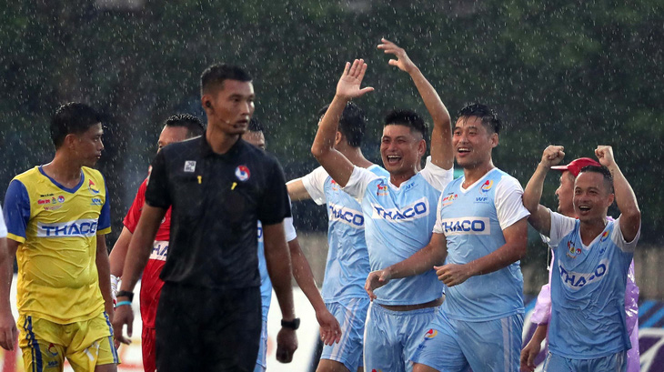 Dưới cơn mưa nặng hạt, đội Công đoàn Hải Phòng 3 đã giành thắng lợi 1-0 trong trận chung kết để lên ngôi - Ảnh: NGUYÊN KHÔI