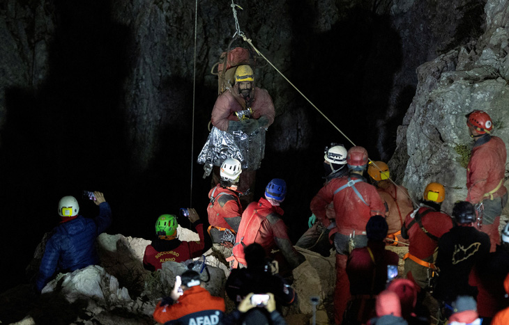 Hơn 170 nhân viên cứu hộ đã nỗ lực trong 9 ngày để giải cứu ông Mark Dickey - Ảnh: REUTERS