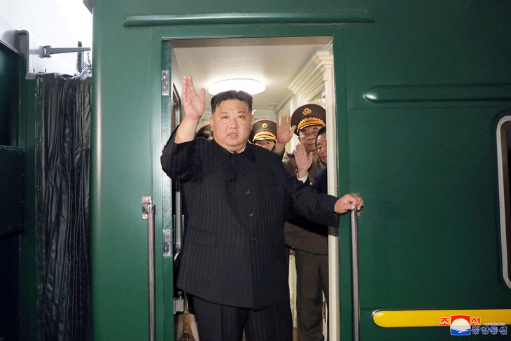 Nhà lãnh đạo Triều Tiên Kim Jong Un vẫy tay từ chuyến tàu riêng khi ông rời Bình Nhưỡng, Triều Tiên để thăm Nga, ngày 10-9 - Ảnh: KCNA