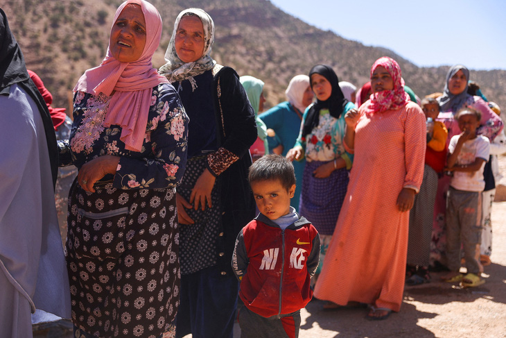 Người dân Morocco xếp hàng chờ nhận cứu trợ sau động đất - Ảnh: REUTER