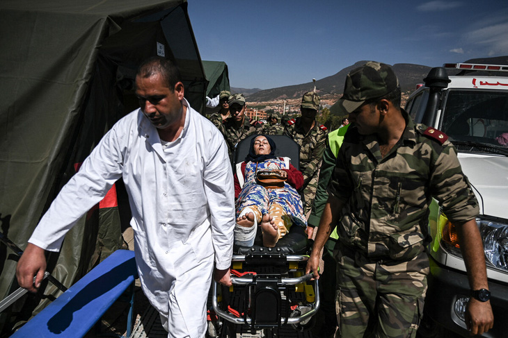 Một người bị thương được đưa đến bệnh viện dã chiến của quân đội - Ảnh: AFP