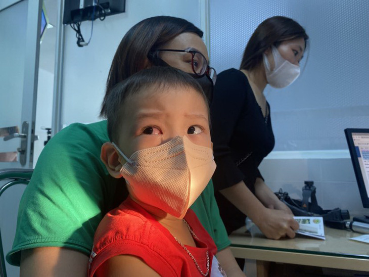 Trẻ đau mắt đỏ được nhà trường cho nghỉ học để đi khám mắt tại Bệnh viện Nhi đồng 2 (TP.HCM) - Ảnh: X.MAI