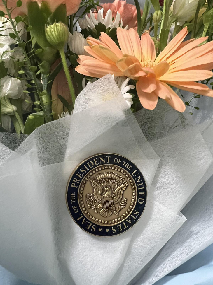 Ấn chương Tổng thống Mỹ (Seal of President of the United States of America) mà Tổng thống Biden tặng Nhã An - Ảnh gia đình cung cấp