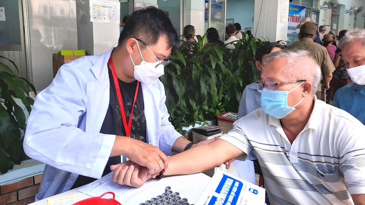 Người cao tuổi đang được thăm khám sức khỏe miễn phí tại Trạm y tế phường Linh Trung (TP Thủ Đức) - Ảnh: THU HIẾN