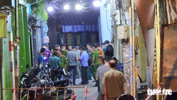 Lực lượng chức năng phong tỏa hẻm vào căn nhà nơi phát hiện vụ việc - Ảnh: NGỌC KHẢI