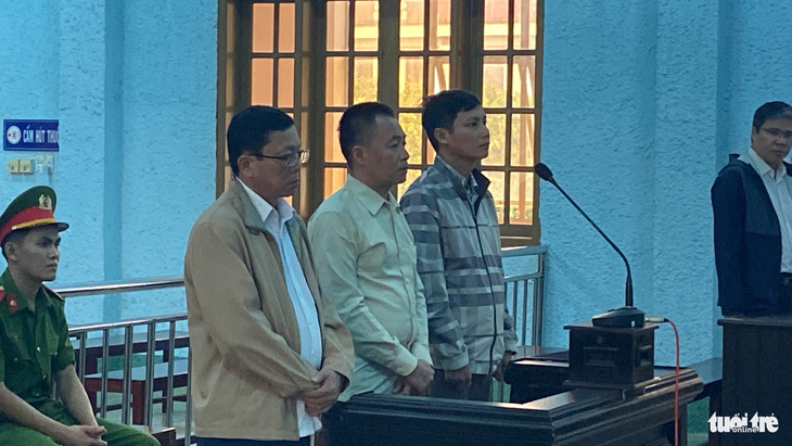 Ba bị cáo Huỳnh Văn Tâm (bìa trái, cựu giám đốc Sở Nội vụ Gia Lai), Hồ Quang Thi (giữa, cựu kế toán trưởng) và Nguyễn Đình Trúc (phó chánh Văn phòng Sở Nội vụ Gia Lai) tại phiên tòa sơ thẩm - Ảnh: ĐÌNH CƯƠNG
