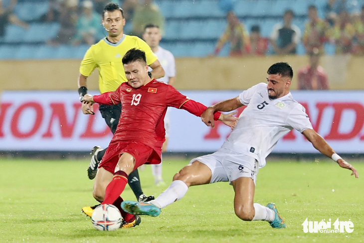 Quang Hải (trái) trong trận giao hữu với đội tuyển Palestine - Ảnh: N.K.