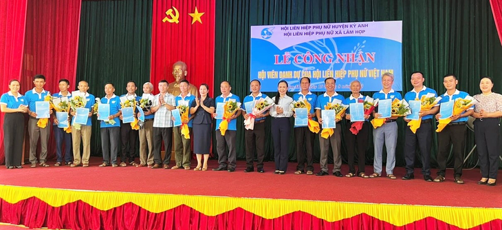 The Women's Association of Lam Hop Commune (Qu Anh District) held a ceremony to recognize male honorary members of the Vietnam Women's Association - Photo: HA
