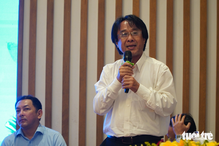 PGS - TS. Quang Minh Nhựt giải đáp cho các nhà nông - Ảnh: CHÍ HẠNH