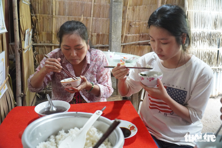 Suốt nhiều năm, mâm cơm của mấy mẹ con chị Hương là những dĩa rau luộc hái ngoài vườn chấm tương, chao - Ảnh: MẬU TRƯỜNG