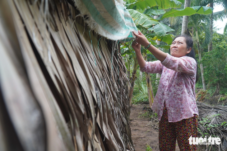 Căn nhà lá dột trước trống sau của chị Hương không đủ che nắng mưa cho ba mẹ con, nên mỗi lần mưa xuống trong nhà nước chảy lênh láng - Ảnh: MẬU TRƯỜNG