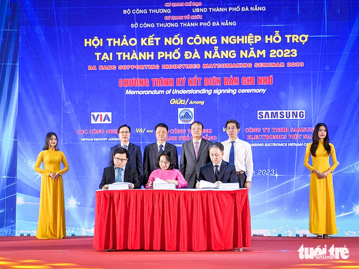 Ký kết ghi nhớ hợp tác triển khai dự án phát triển nhà máy thông minh cho doanh nghiệp Đà Nẵng và khu vực miền Trung - Ảnh: TẤN LỰC