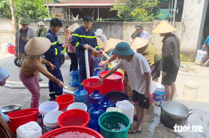 Cảnh sát chữa cháy dùng xe bồn chở nước sạch về tận nhà dân ở thị xã Hồng Lĩnh, Hà Tĩnh - Ảnh: N.THẮNG
